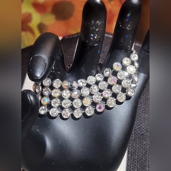 very pretty bracelet white stones and some aurora borealis stones costume jewelr - Picture 4 of 9